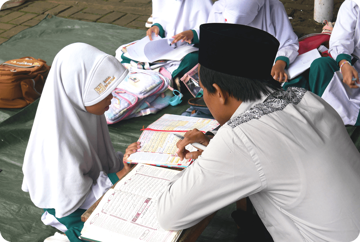 Santri belajar tahfidz dan tahsin Al-Qur'an